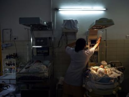 India y España buscan una solución para la niña a la que sus padres adoptivos abandonaron tras averiguar que es mayor de lo que recoge su documentación
