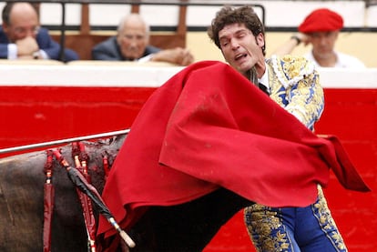 Sergio Aguilar, corneado en la garganta por el  segundo toro de la tarde cuando entraba a matar.