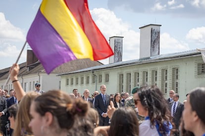 Los Reyes, junto el resto de autoridades, en el antiguo campo de concentración de Mauthausen, este domingo. En primer término, una bandera republicana.