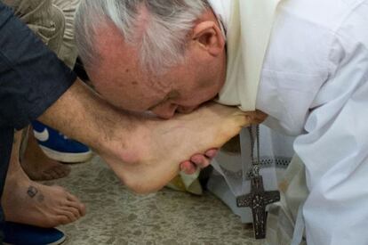 El Papa besa el pie de uno de los menores presos este Jueves Santo.