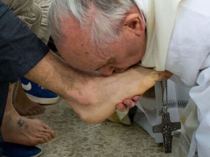 El Papa besa el pie de uno de los menores presos este Jueves Santo.