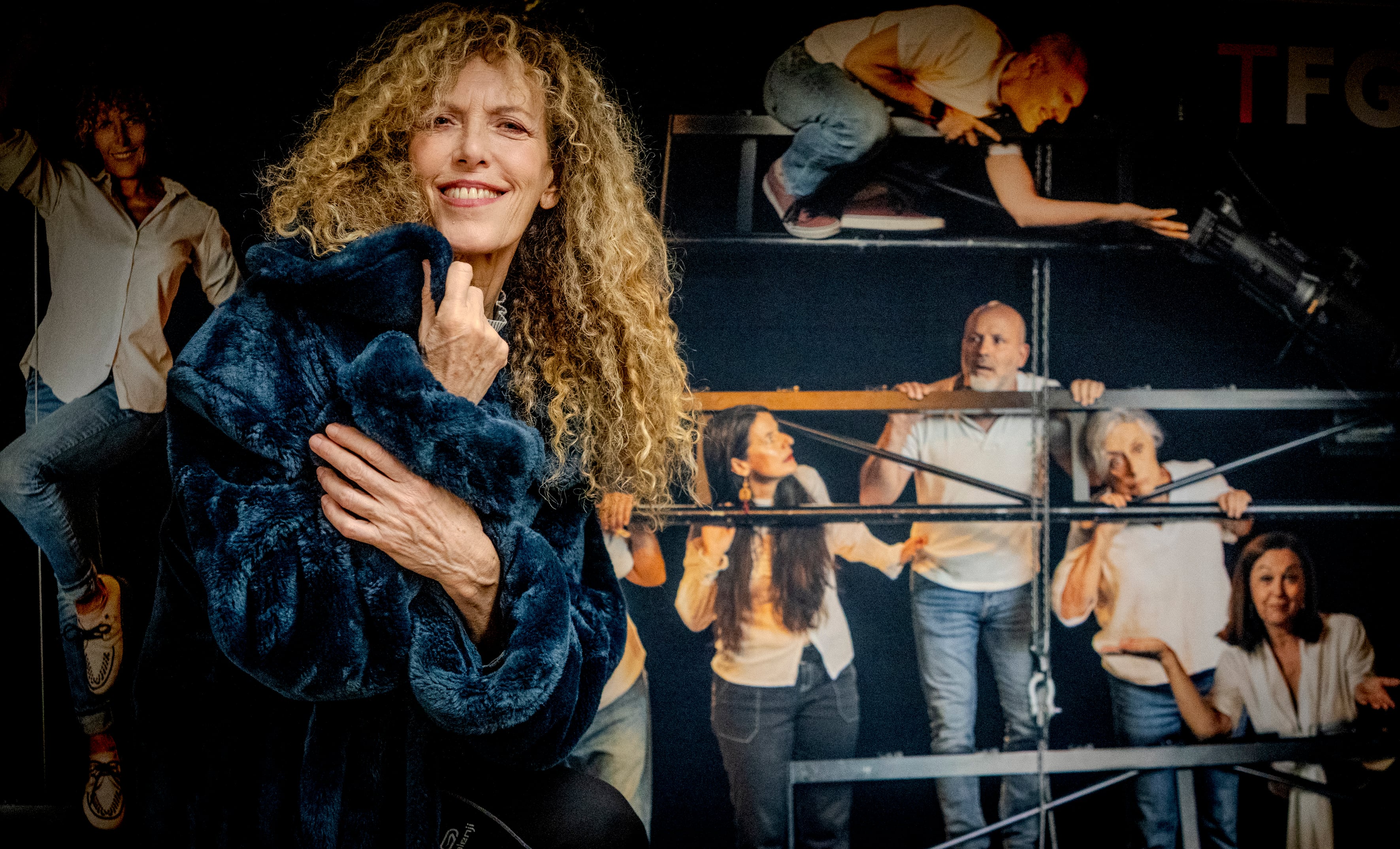 Carmen Conesa, en el teatro Fernán Gómez, de Madrid, ante una fotografía de un montaje.