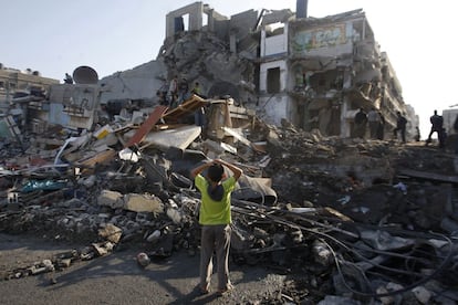 Niños palestinos, sobre las ruinas de una casa derribada por Israel durante un bombardeo en Gaza.