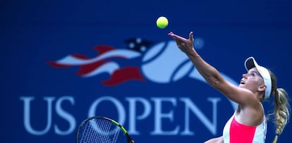 Wozniacki saca durante el partido contra Sevastova.