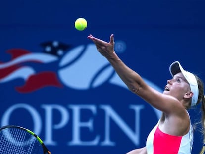 Wozniacki saca durante el partido contra Sevastova.