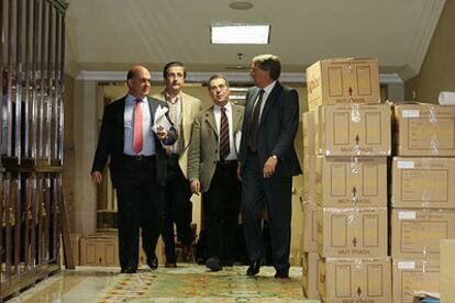 Los diputados Emilio Olabarria (PNV), Joan Puig (ERC), Ángel Martínez Sanjuán y Juan Luis Rascón, ambos del PSOE, ayer en el Congreso.