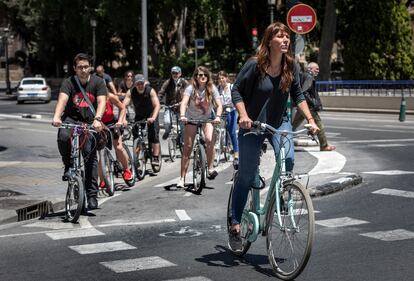 Ciclistas, en uno de los semáforos del centro de Valencia.