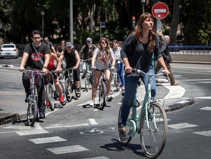 Ciclistas, en uno de los semáforos del centro de Valencia.