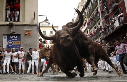 Toros de Jandilla, en la curva de Estafeta, durante los Sanfermines de 2017.