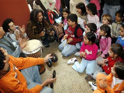 Los músicos de Darga cantan con los niños del colegio Vázquez de Mella.