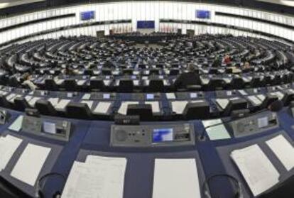 Imagen tomada el miercoles con un objetivo de ojo de pez que muestra el pleno del Parlamento Europeo en Estrasburgo (Francia).