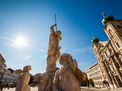 Fuente de Neptuno en la Piazza della Vittoria de Gorizia (Italia).