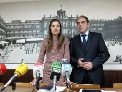 El presidente nacional de la Asociación de Trabajadores Autónomos (ATA), Lorenzo Amor (d), y la presidenta de ATA Castilla y León, Soraya Mayo (i), durante la presentación del informe realizado por esta organización sobre la evolución del colectivo de autónomos de la comunidad por provincias.