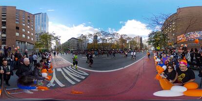 Un corredor atraviesa First Avenue durante la celebración del Maratón de Nueva York, el 6 de noviembre de 2016.