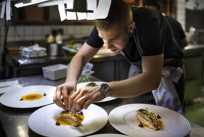 Víctor Membibre in the kitchen of Madrid restaurant Membimbre.