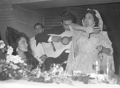 Banquete de la  boda de Lola Flores con Antonio González Batista, 'El Pescailla'. El vestido que llevaba la artista, de Asunción Bastida, es una de las piezas de alta costura inventariadas.