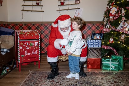 David Prados, atendiendo a una niña que ha venido a conocerle en la Casa de la Navidad de Torrejón de Ardoz.