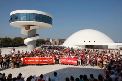 Varios miles de personas se manifiestan en el Centro Niemeyer de Avilés en defensa de la continuidad de la institución.