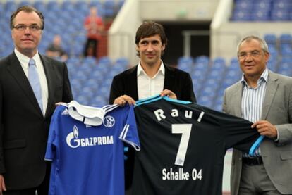 Raúl posa con la camiseta del Shalke durante su presentación con el equipo alemán.