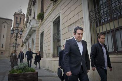 Manuel Bustos, ya como exalcalde, abadona el Ayuntamiento de Sabadell después de materializar su dimisión.