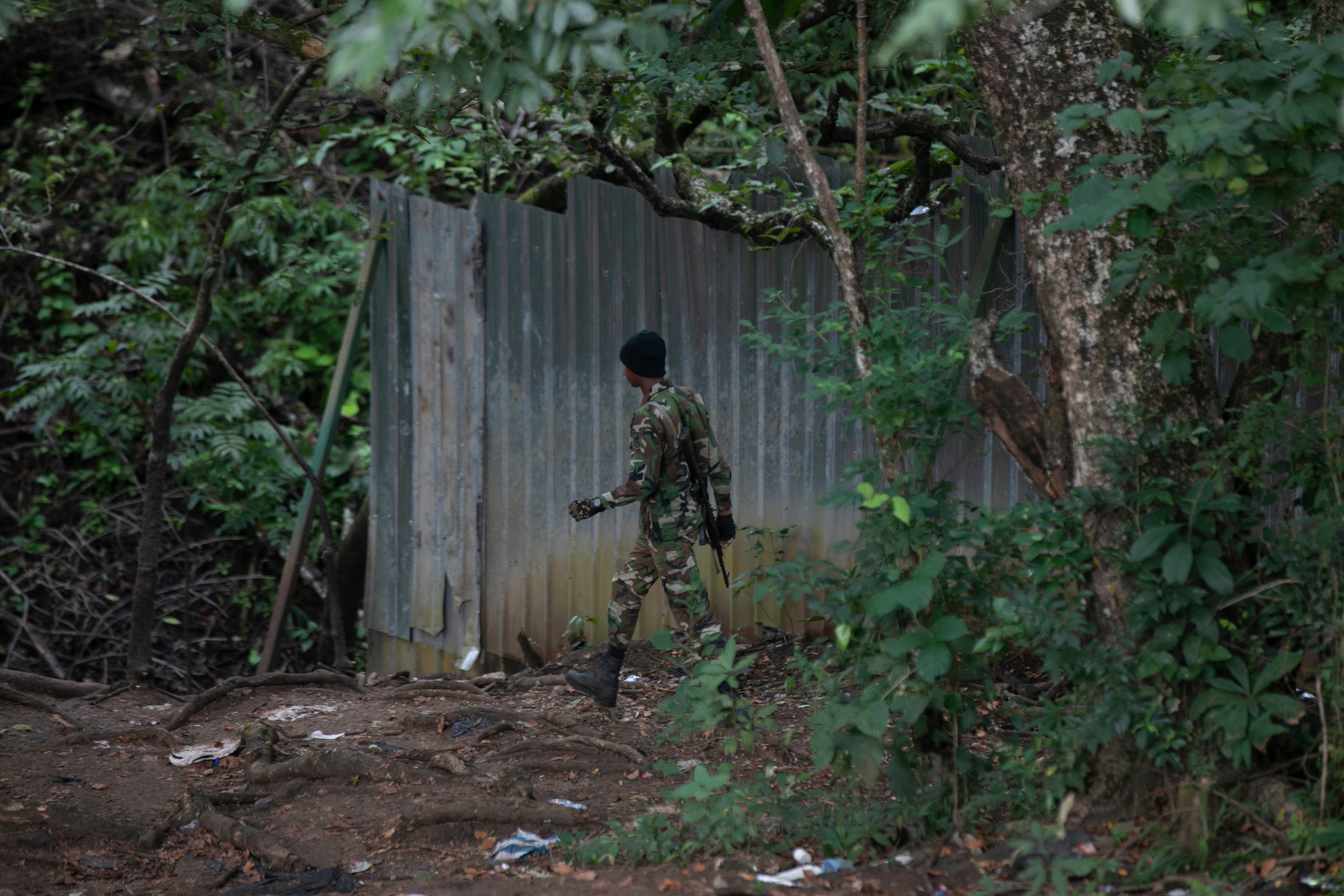 Un soldado del Ejército de nicaragüense patrulla la frontera con Costa Rica.