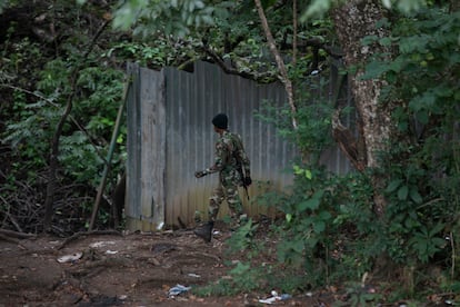 Un soldado del Ejrcito de nicaragense patrulla la frontera con Costa Rica.