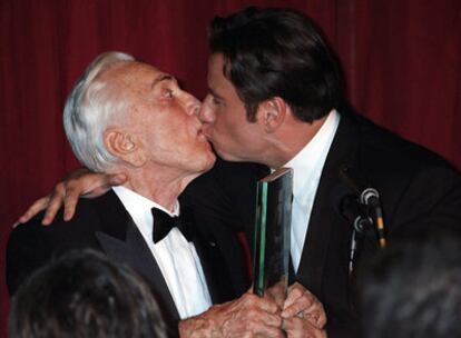 John Travolta besa a Kirk Douglas en el festival de cine de Santa Bárbara.