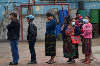 Varios votantes esperan su turno en una casilla en Sumpango. 9,3 millones de guatemaltecos están habilitados para participar en los comicios.