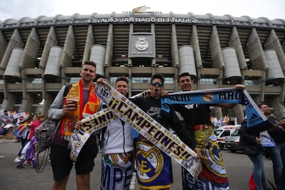 Aficionados madridistas en el estadio Santiago Bernabéu horas antes de la llegada de los jugadores del Real Madrid con la Copa de Europa.