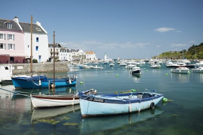 El percebe es, además del título de una de las historietas que aparecían en el antiguo 'TBO' ('13, rue del Percebe'), un sabroso crustáceo que vive anclado a las rocas de la costa, allí donde las olas rompen con más violencia. No abunda, y su recolección es difícil y peligrosa (como bien saben los 'percebeiros' gallegos), de ahí su alto precio y la atracción que para los gourmets franceses tiene <a href="https://www.belleileenmer.co.uk /" target="_blank"> Belle-Île-en-Mer</a>, una bella isla que hace honor a su nombre: coloridas casitas, antiguos callejones, acogedores cafés de puerto y playas tranquilas, así como picudos acantilados, nubes blanquísimas y vientos salvajes sobre el mar espumoso.