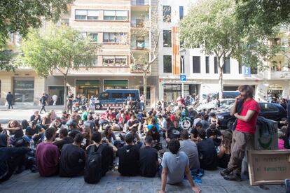 Varias decenas de personas se han concentrado hoy ante la sede del PDeCat de Barcelona para pedir la declaración de independencia después de conocerse la intención del presidente Puigdemont de convocar elecciones autonómicas. 