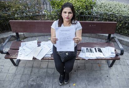 Daihana Giraldo, de 30 años, muestra las multas y embargos que pesan sobre ella, la semana pasada, en Madrid.