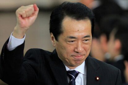 Naoto Kan saluda tras ser elegido primer ministro de Japón el viernes pasado.