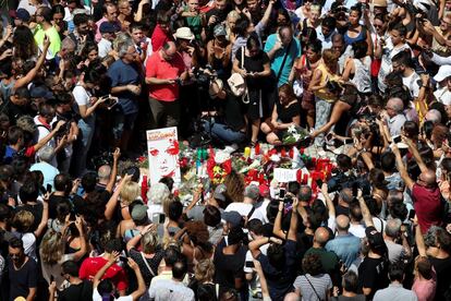 Altar improvisado en Las Ramblas, un día después del atentado en Barcelona.