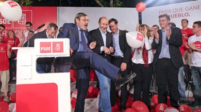Jaime Lissavetzky, candidato a la alcaldía de Madrid, despeja un globo ante Alfredo Pérez Rubalcaba y Tomás Gómez, aspirante regional.
