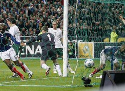 Los irlandeses protestan por la mano de Henry tras el gol de Gallas.