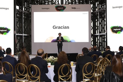 Manuel Rivero Zambrano, director general de Regional holding de Banregio y Hey Banco, da un mensaje por los 30 años de Banregio.