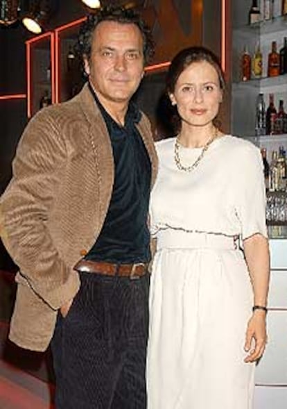 Aitana Sánchez-Gijón y José Coronado, en el plató de<i> Los 80: tal como éramos.</i>