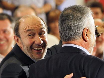 Rubalcaba (izquierda) y Griñán, ayer en Sevilla.