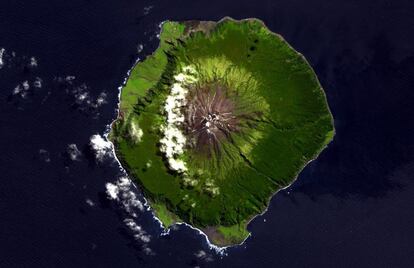 La isla de Tristán de Acuña es el lugar más remoto de la Tierra, según el libro Guinness. Pertenece al Reino Unido y el punto de civilización más cercano a este pequeño trozo del Atlántico Sur es la isla de Santa Elena, situada a 2.173 kilómetros.