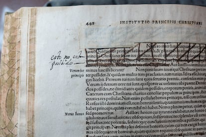 Fragmento censurado en uno de los libros estudiados por Ane Galindo en la Biblioteca Histórica de Santa Cruz, en Valladolid. 