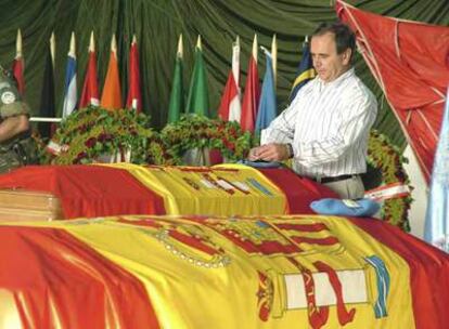 El ministro de Defensa, José Antonio Alonso, impone medallas los seis fallecidos en el atentado, en la base española de Maryayún.
EFE