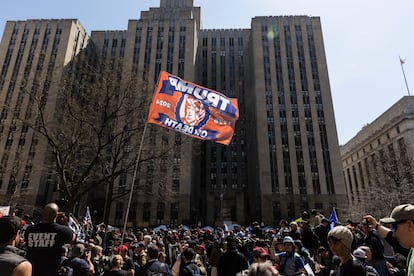 Protesta celebrada este martes en Collect Pond Park, frente a la oficina del fiscal del distrito de Manhattan, con motivo del procesamiento de Trump por un tribunal neoyorquino.