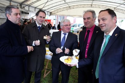 Valantín García, secretario general de política lingüística, a la izquierda de la imagen,Jose Carlos García Bouzas, director de la academia gallega de seguridad, el segundo por la izquierda, y con gafas Eliseo Diéguez director del INEGA en la fiesta do Galo do Curral.