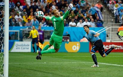 Luis Suárez marca al inglés Hart en el Mundial.