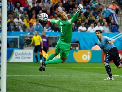 Luis Suárez marca contra a Inglaterra no Mundial.