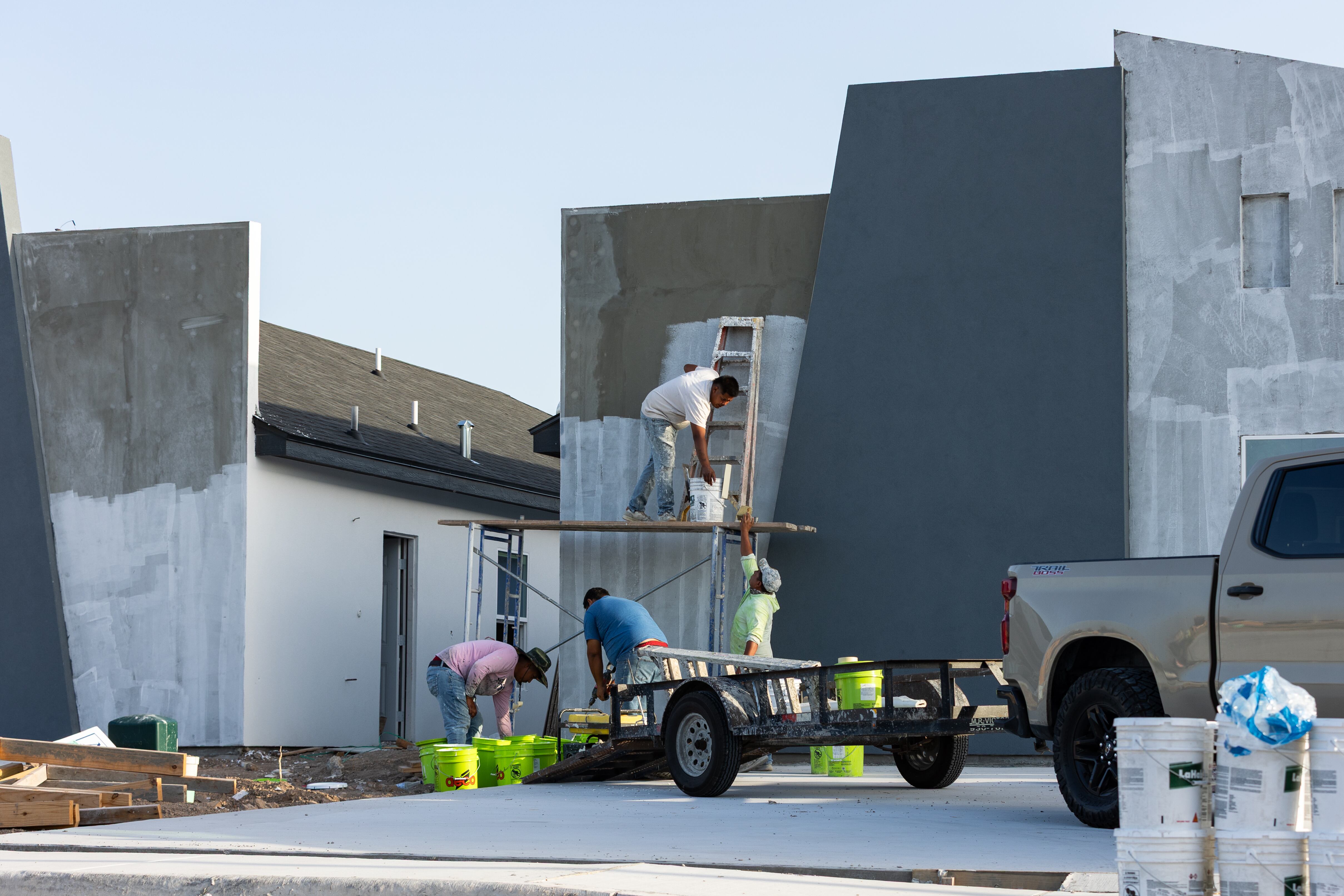 Un equipo de construcción trabaja en la fachada de una vivienda en Pharr (Texas), el 15 de septiembre.