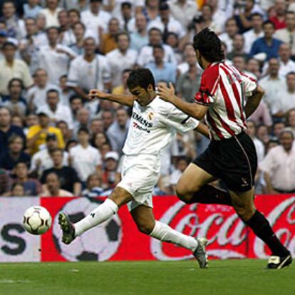 Raúl, ante Karanka, dispara a puerta ayer en el partido frente al Athletic.