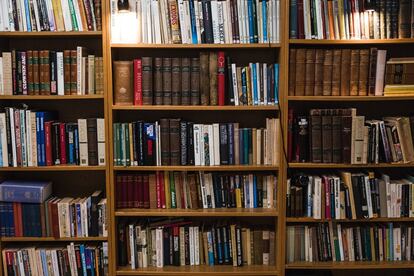 Estanterías con libros en el museo de los estudios de cine de Ystad.