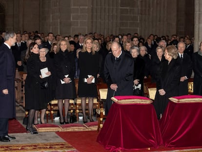 Los reyes eméritos, Juan Carlos y Sofía, Felipe VI y la reina Letizia, y las infantas Elena y Cristina, en el funeral de Pilar de Borbón, en El Escorial, en Madrid.